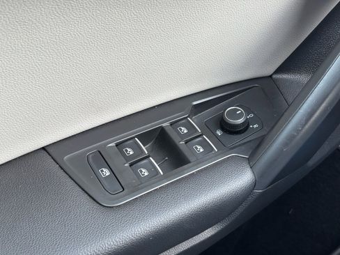 Used 2021 Volkswagen Tiguan SE image 5