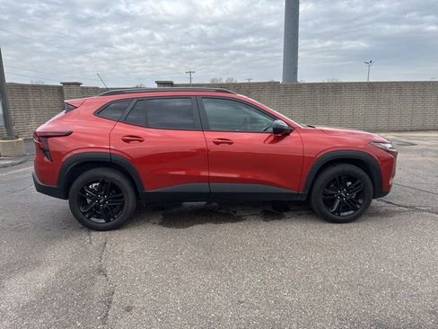 Used 2024 Chevrolet Trax ACTIV w/ Sunroof Package image 8