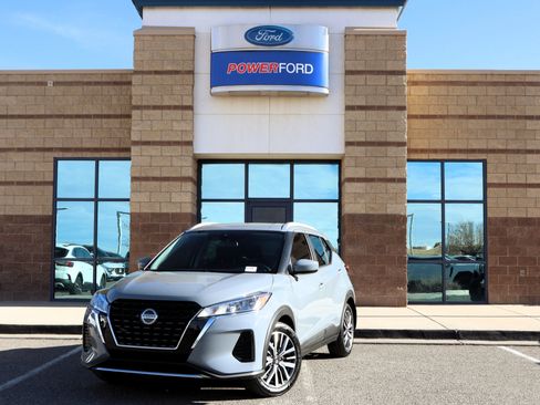 Used 2021 Nissan Kicks SV image 2