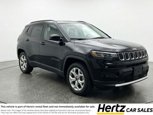 Used 2025 Jeep Compass Latitude image 1