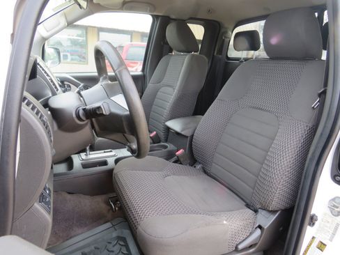 Used 2018 Nissan Frontier SV image 16