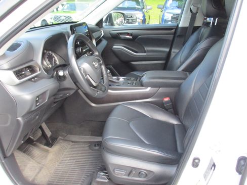 Used 2022 Toyota Highlander XLE AWD/4WD image 12