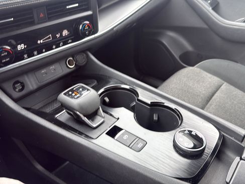 Used 2025 Nissan Rogue SV image 16