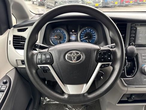 Used 2018 Toyota Sienna LE image 21