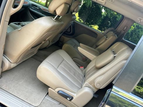 Used 2015 Chrysler Town & Country Touring FWD image 24
