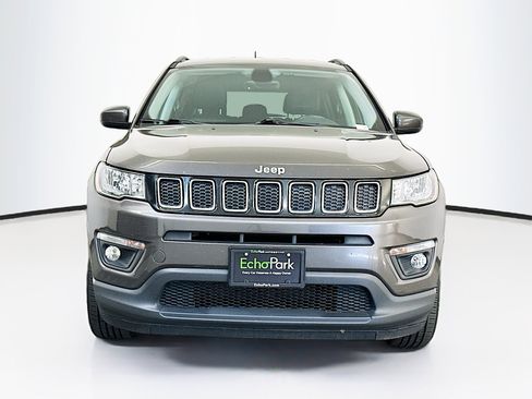 Used 2018 Jeep Compass Latitude w/ Popular Equipment Group AWD/4WD image 2