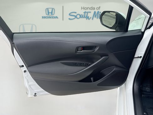 Used 2025 Toyota Corolla LE w/ Convenience Package image 19