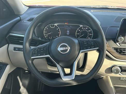 Used 2025 Nissan Altima 2.5 SV FWD image 22