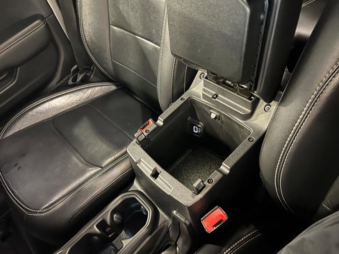 Used 2019 Jeep Wrangler Unlimited Sahara AWD/4WD image 21