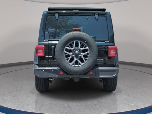 Used 2025 Jeep Wrangler Unlimited Sahara AWD/4WD image 2