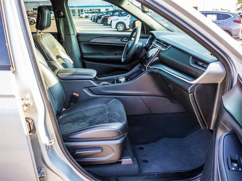 Used 2023 Jeep Grand Cherokee L Altitude image 13