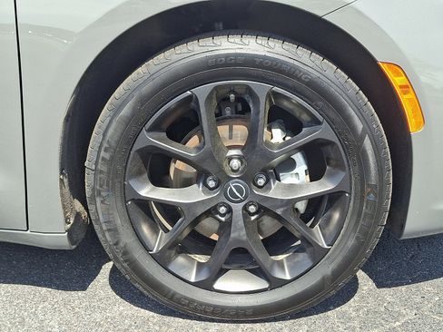 Used 2025 Chrysler Pacifica Limited FWD image 9