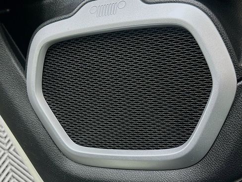 Used 2019 Jeep Renegade Latitude image 18