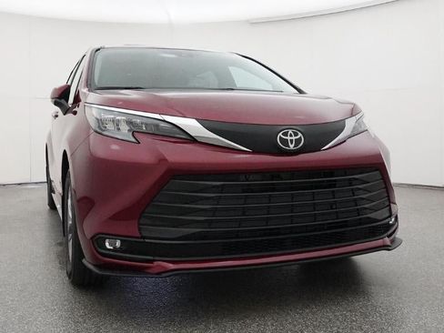 New 2026 Toyota Sienna XLE FWD image 30