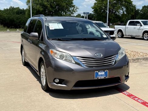 Used 2015 Toyota Sienna XLE w/ XLE Navigation Package FWD image 11
