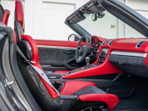 Used 2016 Porsche Boxster Spyder image 24