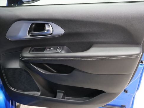 New 2026 Chrysler Pacifica Limited image 17