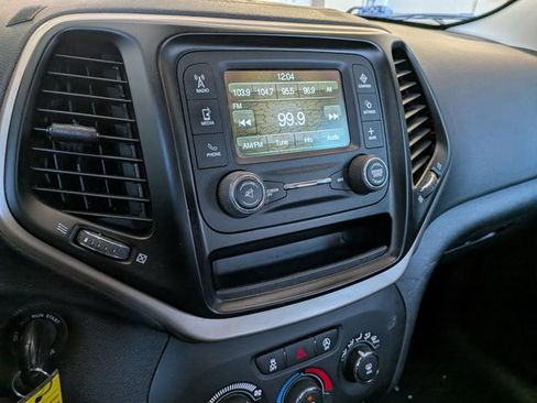 Used 2018 Jeep Cherokee Latitude AWD/4WD image 12