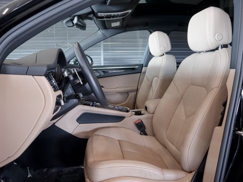 Certified 2026 Porsche Macan AWD/4WD image 5