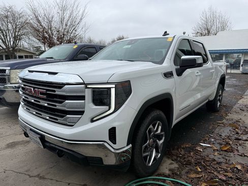 Used 2023 GMC Sierra 1500 SLE w/ X31 Off-Road Package image 4