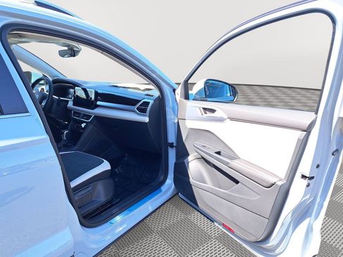 New 2025 Volkswagen Taos SE image 17