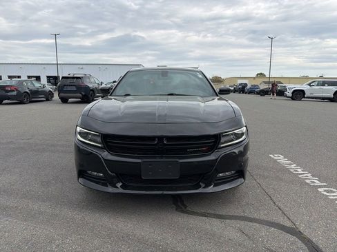 Used 2019 Dodge Charger SXT w/ Blacktop Package image 8
