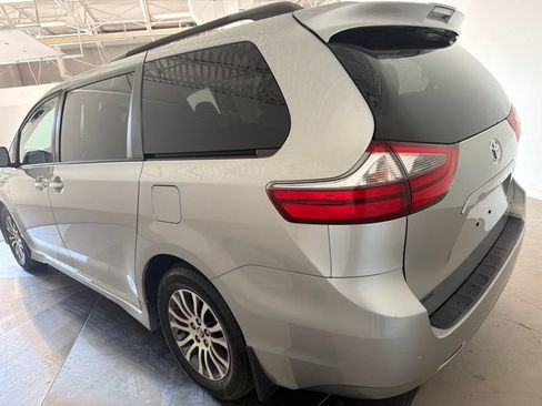Used 2020 Toyota Sienna XLE w/ XLE Navigation Package FWD image 5