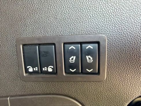 Used 2018 GMC Yukon Denali w/ Denali Ultimate Package AWD/4WD image 12