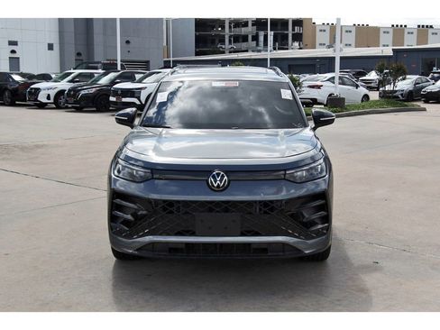 Used 2025 Volkswagen Tiguan SE R-Line image 8