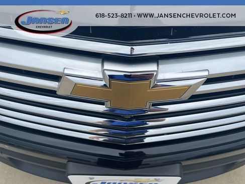 Used 2023 Chevrolet Traverse Premier FWD image 31