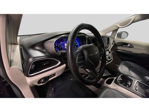 Used 2022 Chrysler Pacifica Touring-L FWD image 12