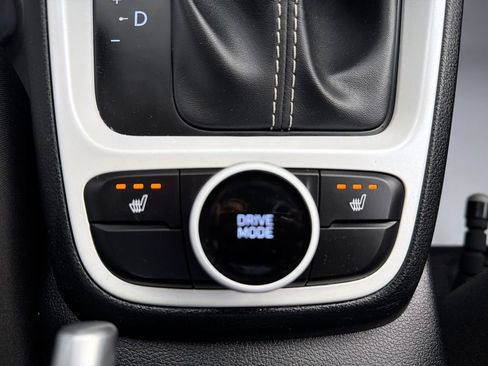 Certified 2024 Hyundai Venue Limited FWD image 17