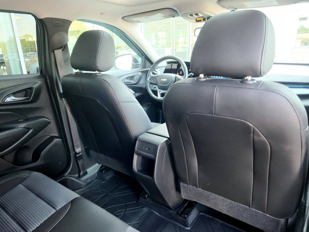 Used 2024 Chevrolet Trax LT w/ Sunroof Package FWD image 38