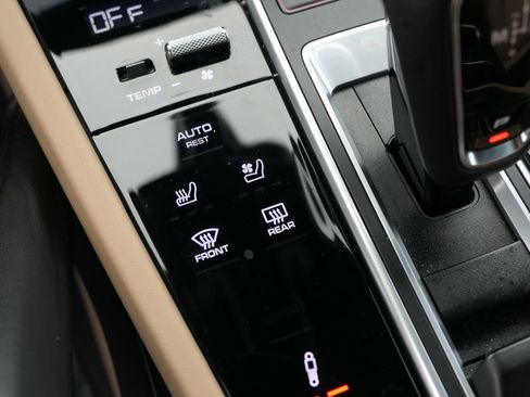 Used 2022 Porsche Cayenne Platinum Edition image 20