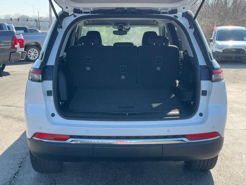 Used 2023 Jeep Grand Cherokee Laredo image 5