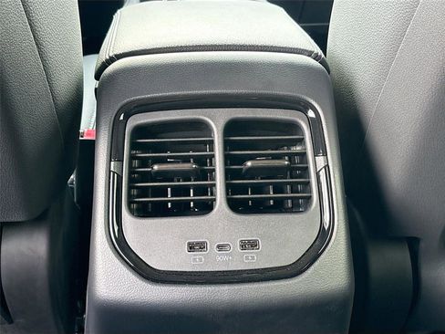 New 2025 VinFast VF 8 Eco image 25