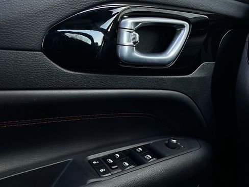 Used 2025 Jeep Compass Trailhawk image 20