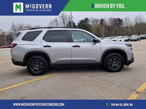 Used 2025 Honda Pilot TrailSport image 2