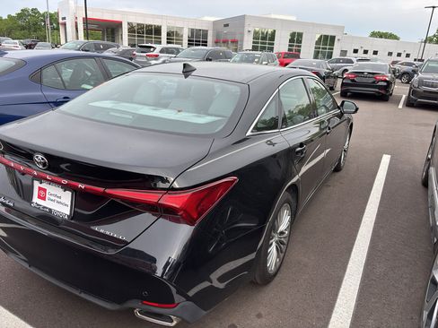 Certified 2019 Toyota Avalon Limited w/ Advanced Safety Package FWD image 4