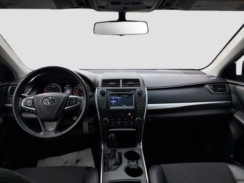 Used 2017 Toyota Camry SE image 3