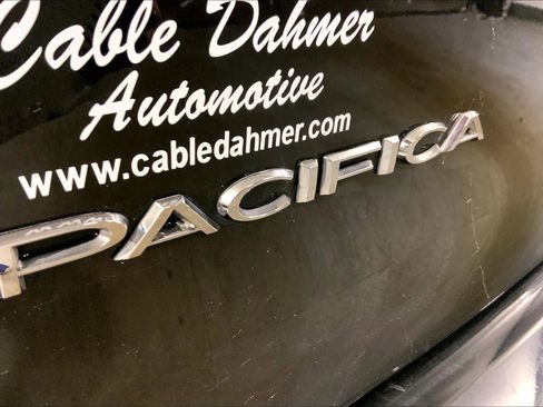 Used 2023 Chrysler Pacifica Touring-L FWD image 8