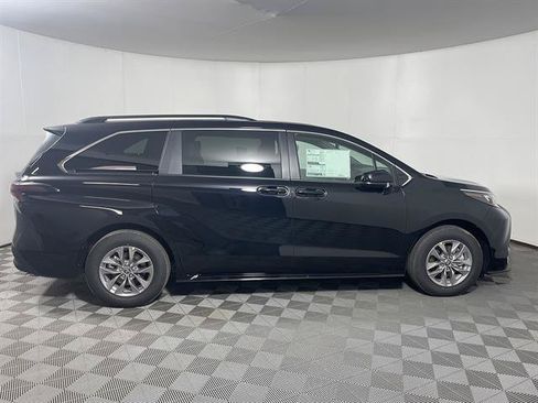 New 2026 Toyota Sienna LE FWD image 8