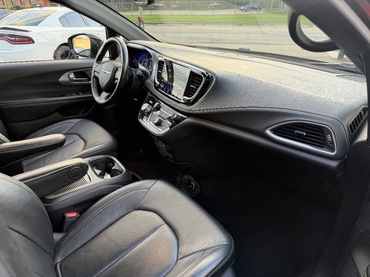 Used 2021 Chrysler Pacifica Touring-L w/ S Appearance Package FWD image 11