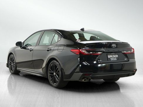 Used 2025 Toyota Camry SE image 3