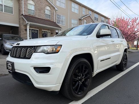 Used 2019 Jeep Grand Cherokee Altitude image 2