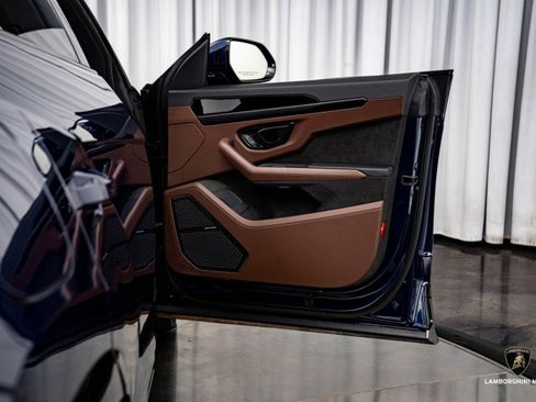 Used 2025 Lamborghini Urus SE image 32