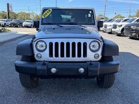 Used 2018 Jeep Wrangler Unlimited Rubicon w/ Connectivity Group image 8