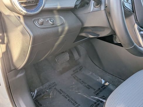 Used 2025 Chevrolet Trax LT w/ LT Convenience Package image 17