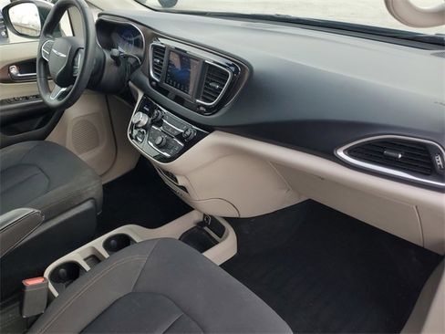Used 2019 Chrysler Pacifica L image 18