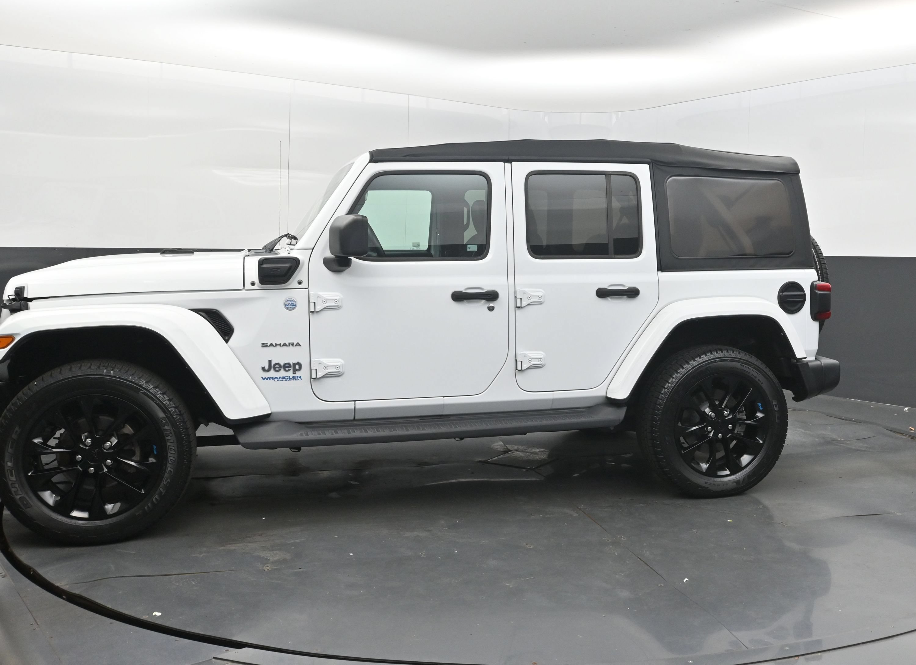 Used 2022 Jeep Wrangler Unlimited Sahara AWD/4WD image 5
